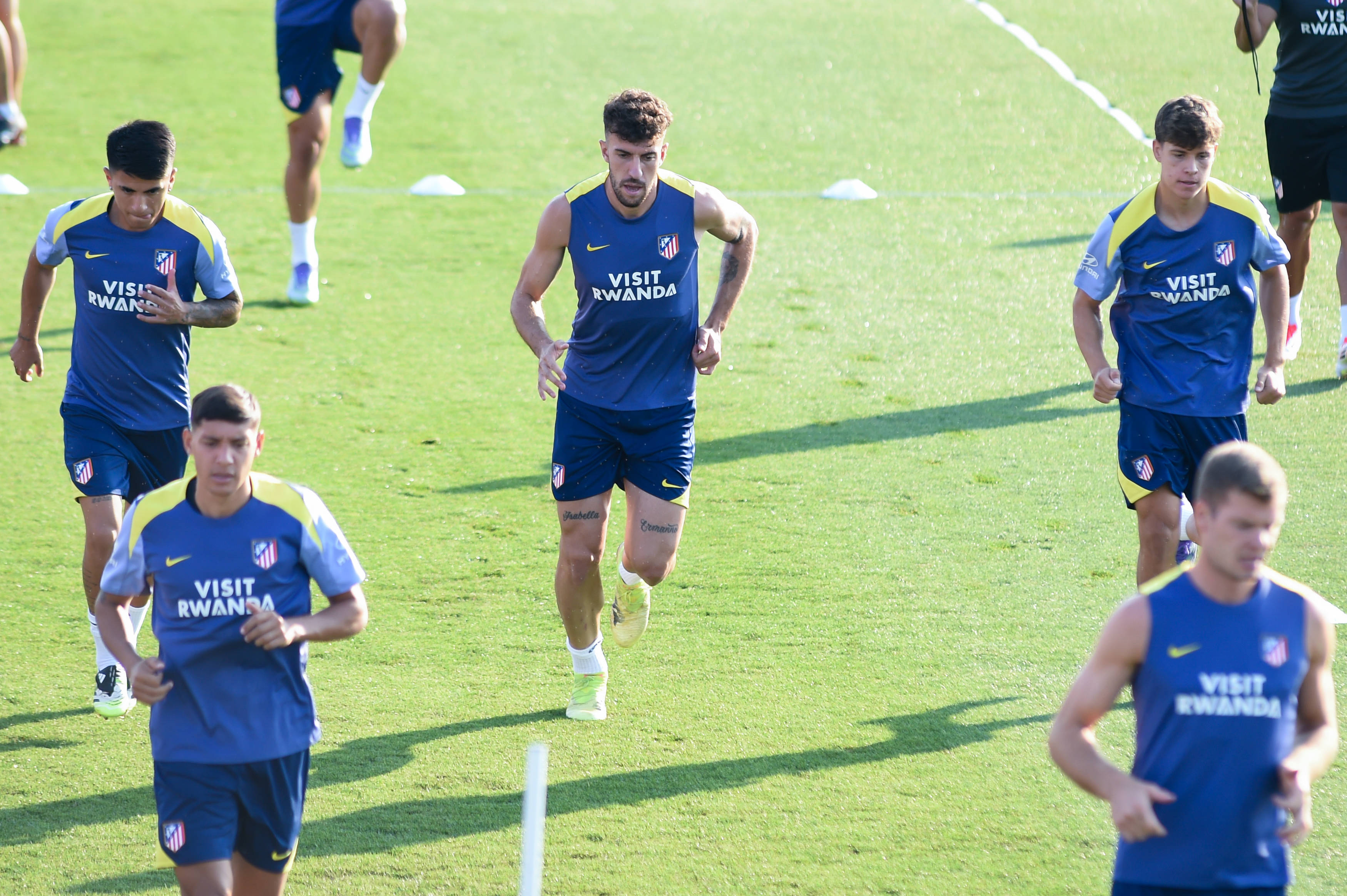 (体育)足球:马德里竞技一队备战新赛季