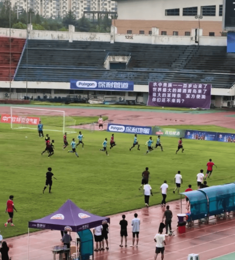 爱游戏体育平台-河南漯河一业余足球赛上演“大乱斗”，主办方：当场红牌罚下3人，现已追加处罚