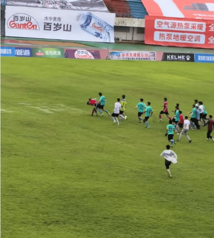 河南漯河一业余足球赛上演“大乱斗”，主办方：当场红牌罚下3人，现已追加处罚