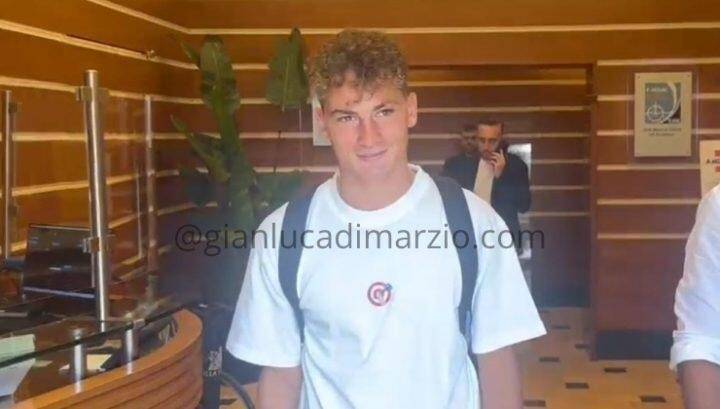 爱游戏体育中国-S-埃斯波西托接受卡利亚里的体检：很高兴来到这里，加油卡利亚里