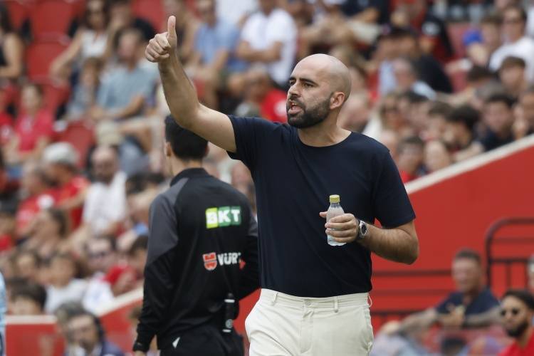 塞尔塔主帅回应勒沃库森传闻:我在自己想在的地方,球迷们放心